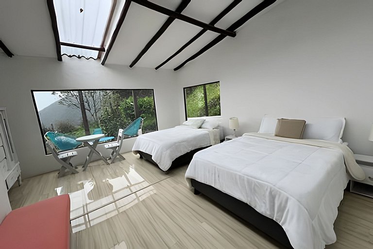 Casa del Cielo: Aventura, descanso y estrellas sobre montaña