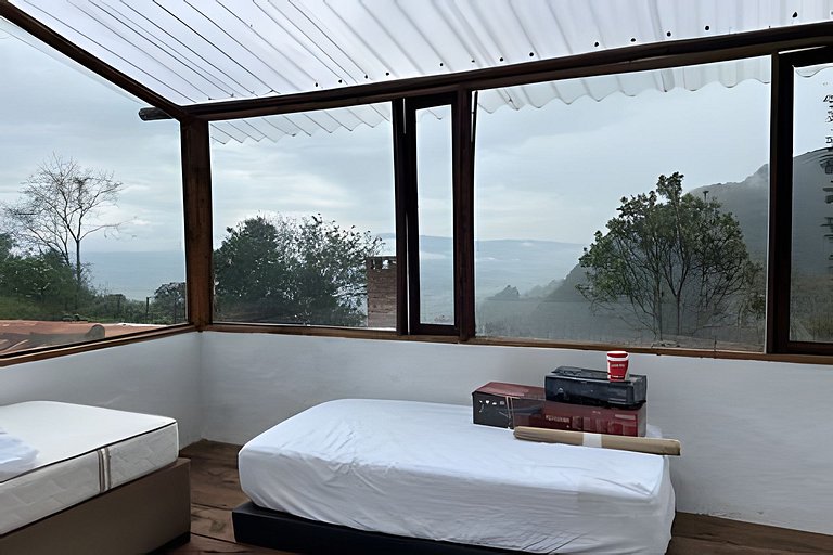 Casa del Cielo: Aventura, descanso y estrellas sobre montaña