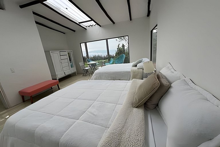 Casa del Cielo: Aventura, descanso y estrellas sobre montaña