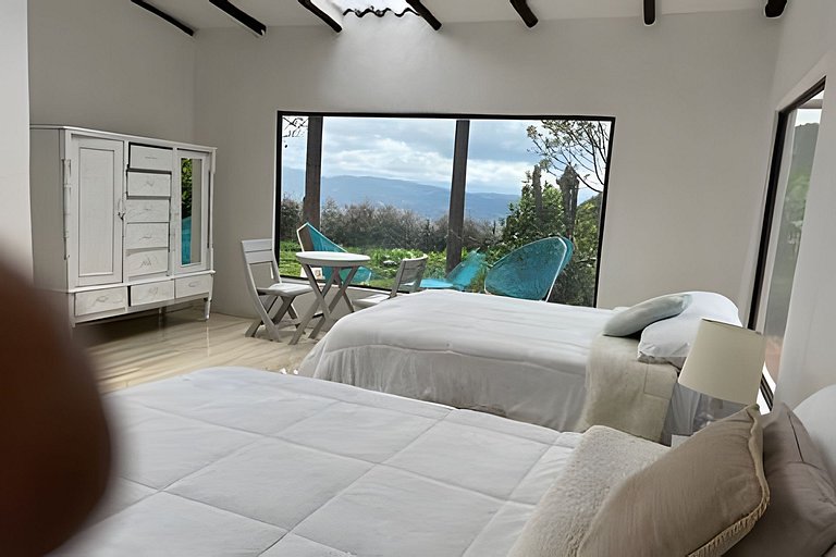 Casa del Cielo: Aventura, descanso y estrellas sobre montaña