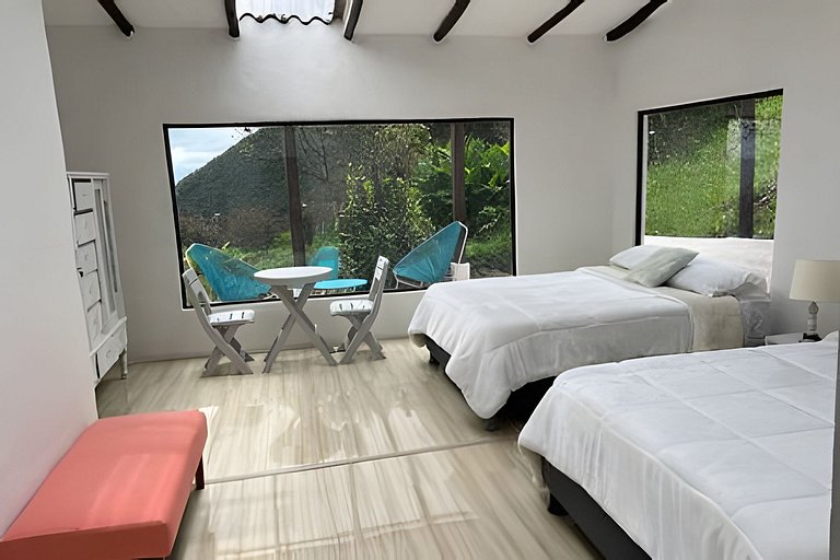 Casa del Cielo: Aventura, descanso y estrellas sobre montaña