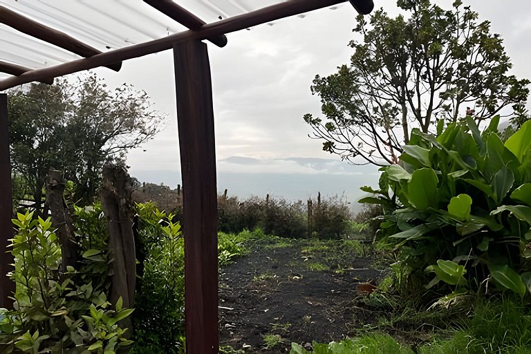 Casa del Cielo: Aventura, descanso y estrellas sobre montaña