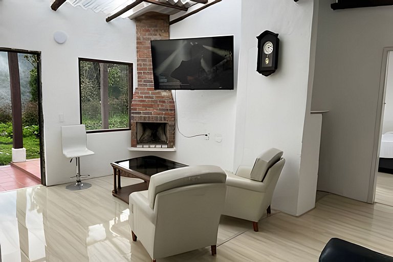 Casa del Cielo: Aventura, descanso y estrellas sobre montaña